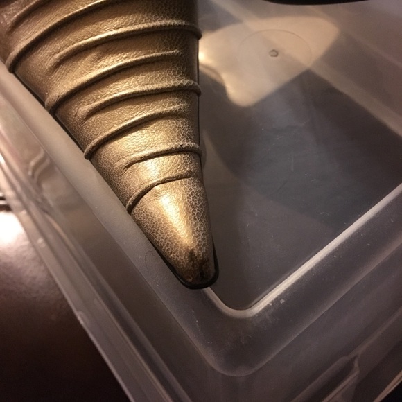 Gold tone pointy high heel with faux buckle - Picture 6 of 6